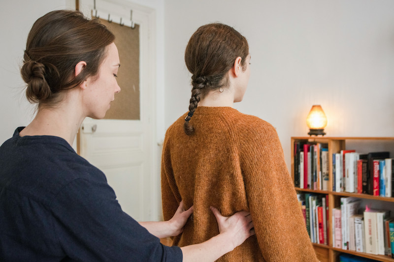 Molly Schaffner réalise une session individuelle de Feldenkrais (intégration fonctionnelle)